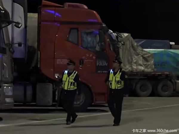 广东很多服务区保安连夜巡视 偷油照赔!