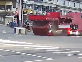 路口大货车闯红灯遇三轮车 俩车急刹后都翻倒在地