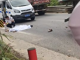 一货车超车疑刮倒摩托车 摩托车驾驶员当场死亡！