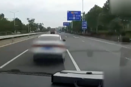 货车违规运渣土 私家车竟别执法车为其打掩护！