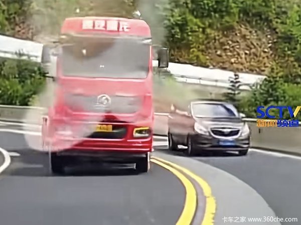 318国道上小车弯道占道超车 一旁货车司机闪灯鸣笛