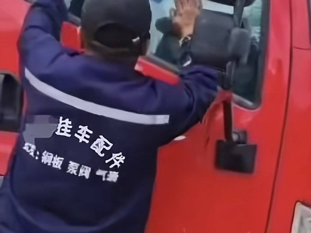 青藏线一卡友系着安全带在车内离世