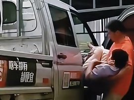 货车司机为照顾脑梗瘫痪妻子 把副驾驶改成移动小家