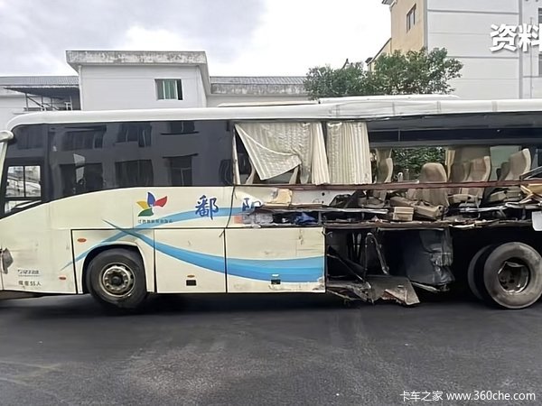 2死4伤！上饶一载有中考学生大巴返程途中与货车相撞