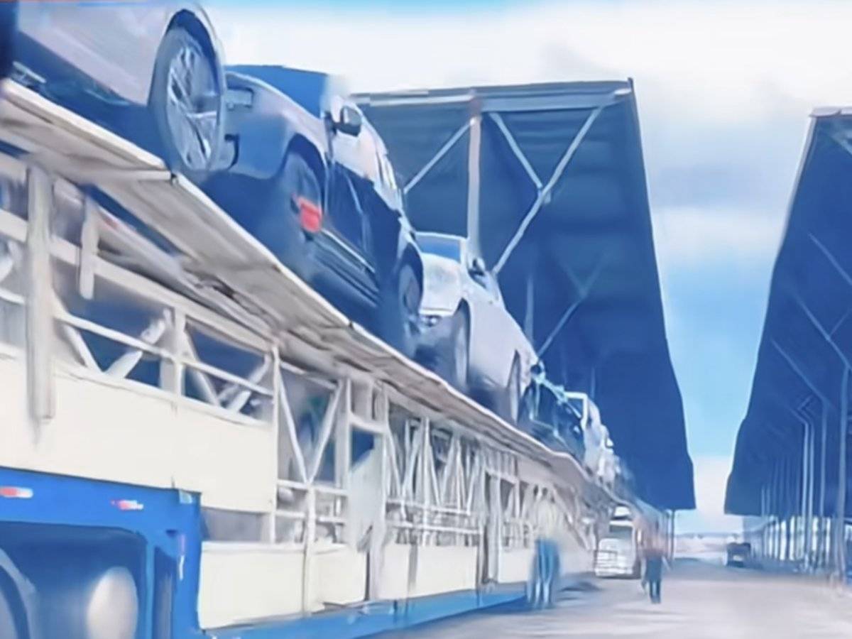违规轿运车集散地 全是改拼装违规车