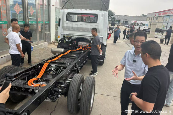 “宁芯聚力 跃行千里”上汽跃进大拿 T1 天行版纯电轻卡郑州上市