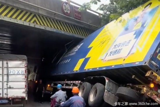 限高不背锅！司机粗心开车直冲高3米5桥洞