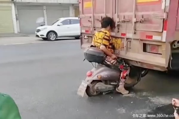 飞来横祸！车停路边开着双闪也能被追尾