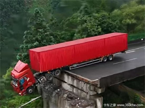 危急关头 解放卡车硬核守护 驾驶员化险为夷！
