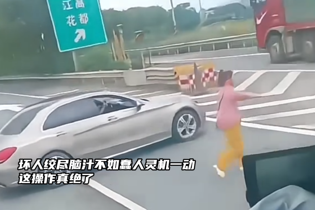 太危险了 这高速口是非上不可吗? 小心驾驶