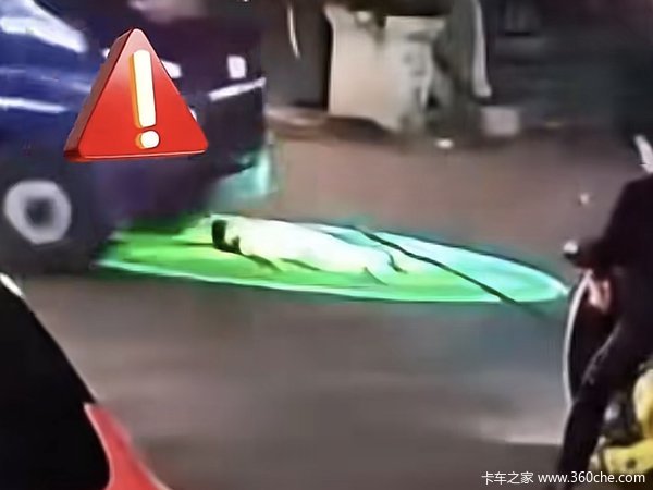 小孩独自在路边投影下玩耍 遭过路货车碾压！