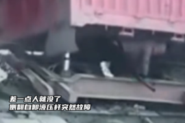 侧翻自卸液压杆突然故障 检修人员差点被压的粉身碎骨！