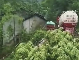 雅安天全山体垮塌 导致3人遇难2人失联 共涉3辆货车