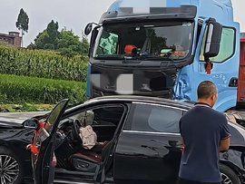 7车受损10人受伤！半挂车追尾婚车队伍连撞多车