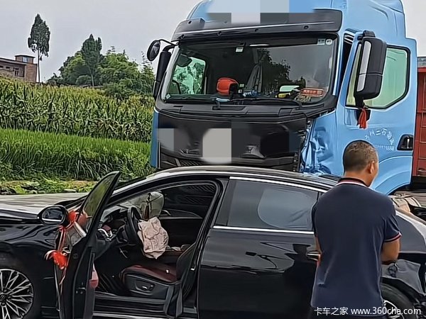 7车受损10人受伤！半挂车追尾婚车队伍连撞多车