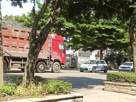 大货车被迫倒车数百米 执法车步步紧逼？