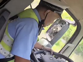 这是啥情况 警察叔叔都坐上货车驾驶座了？