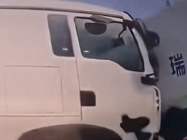 一货车突然从路口冲出 将两女子死死夹在两车中间！