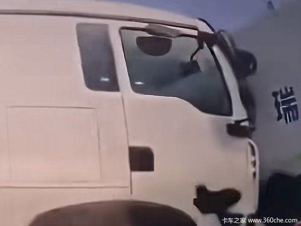 一货车突然从路口冲出 将两女子死死夹在两车中间！