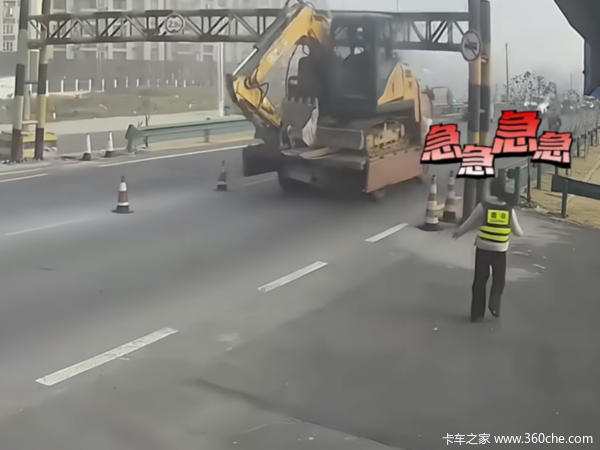 货车载挖掘机过桥误判高度 限高架惨遭撞击掉落