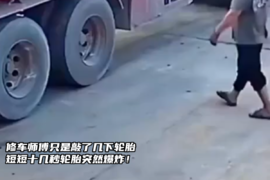 修车师傅只是敲了几下轮胎 短短十几秒轮胎突然爆炸！
