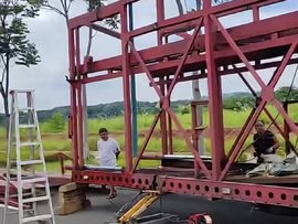 你切你的我焊我的！有司机反映湖南把轿运车切割五段