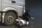 女子接路口被货车撞翻险些被卷入车底