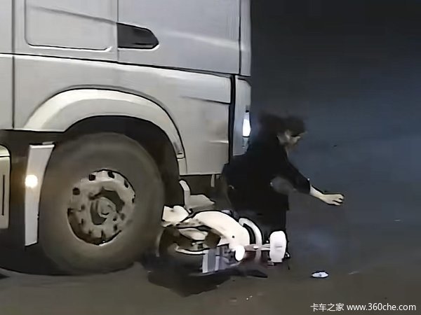 女子接听电话不带头盔 被货车撞翻险些被卷入车底