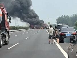 京沪高速货车与轿运车相撞 大火吞噬多车！