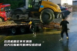 压路机固定不牢滑落 后方挖掘机司机神反应救场