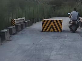 霸王条款？广西一村竟在村道设石墩防止车辆绕路逃费