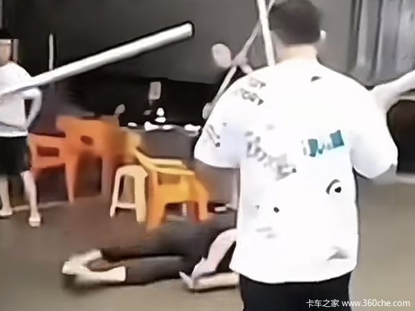 货车司机讨公道 反被货主用钢管砸头倒地！