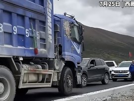 318国道上拥堵有车插队逆行 大货车鸣笛逼退逆行车