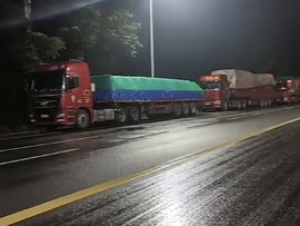 现在路边没有了乞丐 却睡满了卡车司机！