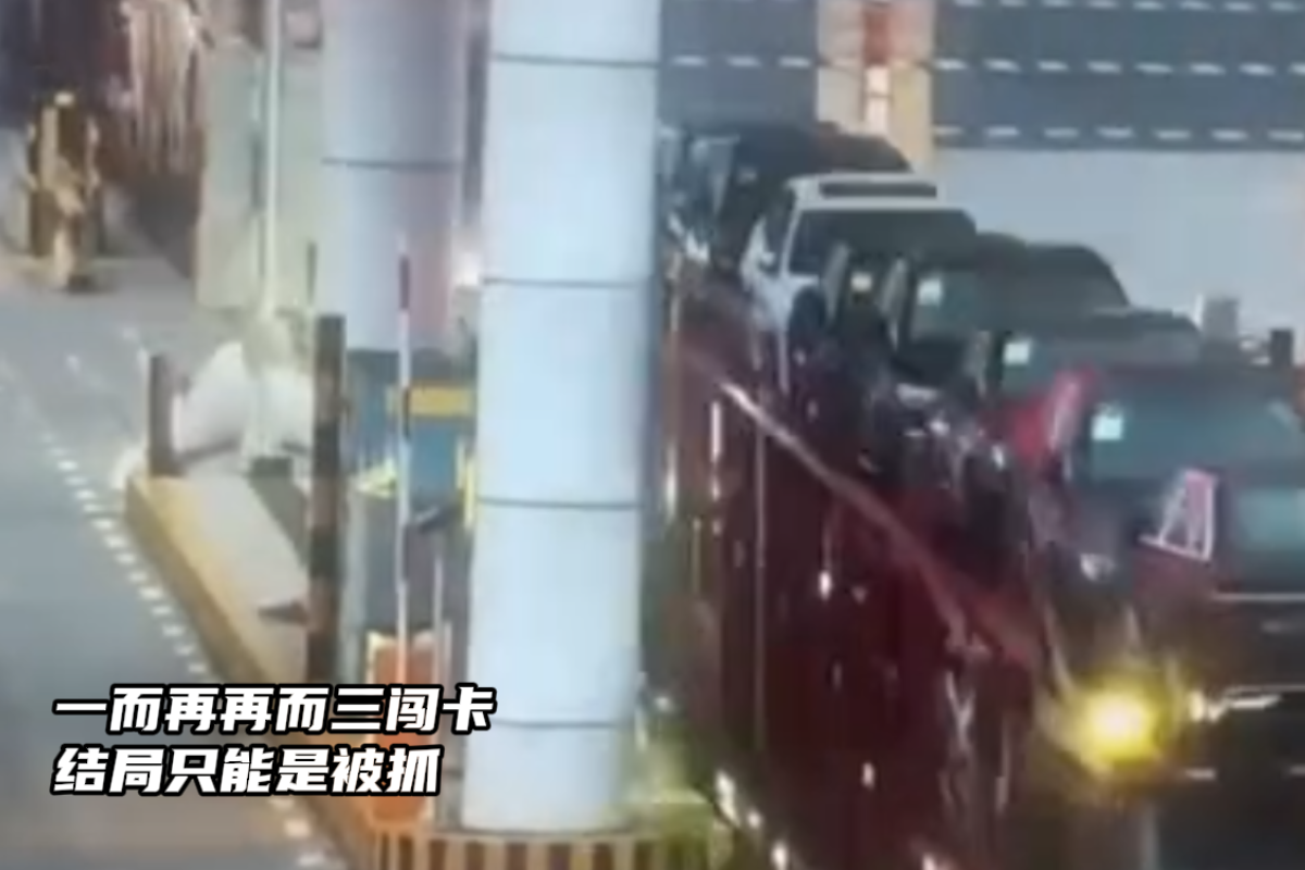 胆大包天!吉林高速轿运车疯狂闯卡