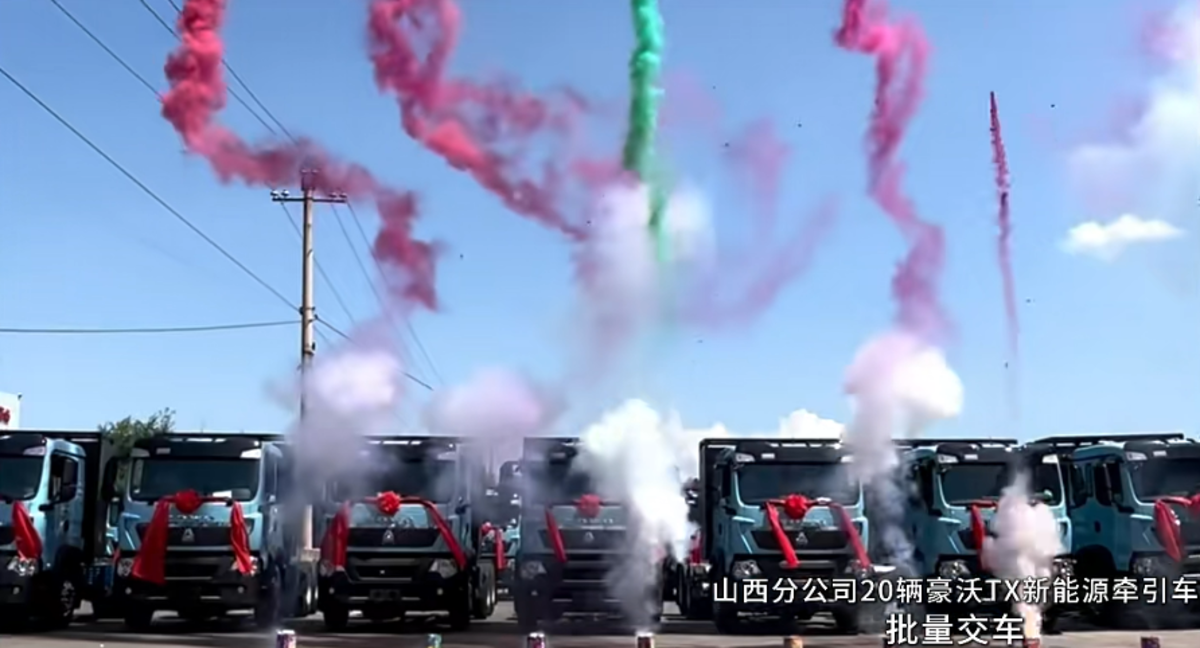 火爆交车 实力霸榜!豪沃重卡交付盛况闪耀今夏