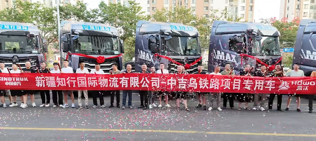 火爆交车 实力霸榜!豪沃重卡交付盛况闪耀今夏