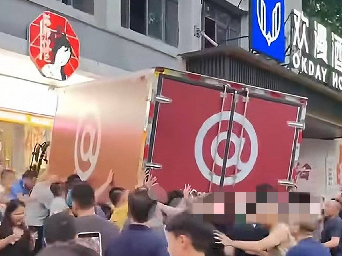 2��2�ˣ���Ͽ��Ȼ���ײ��������ɫ