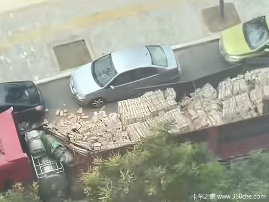 道路塌陷货车坠入 官方：车货总重48.6吨超重了