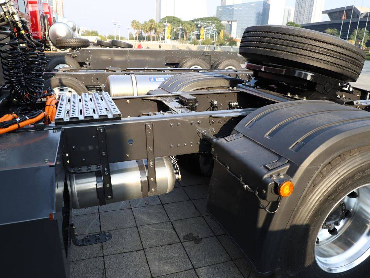 龙骨框架护航安全，乘龙H5换电牵引车助力卡友创富无忧IMG_0445