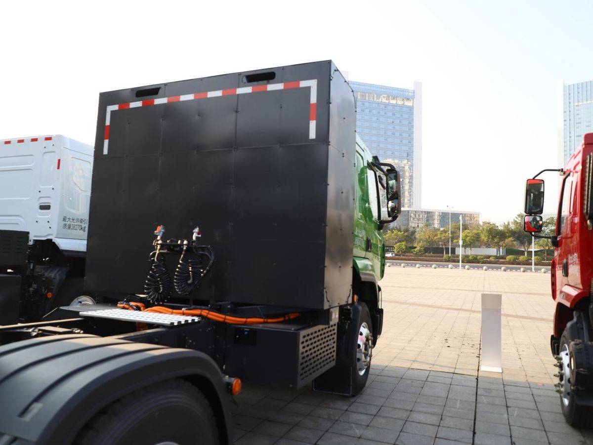 龙骨框架护航安全，乘龙H5换电牵引车助力卡友创富无忧IMG_0456