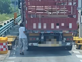 货车过磅卡嫂下车推车！这一幕看着实在心酸