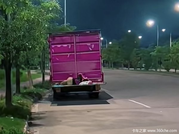 夫妻俩开货车送货 只能在尾板上轮流休息！