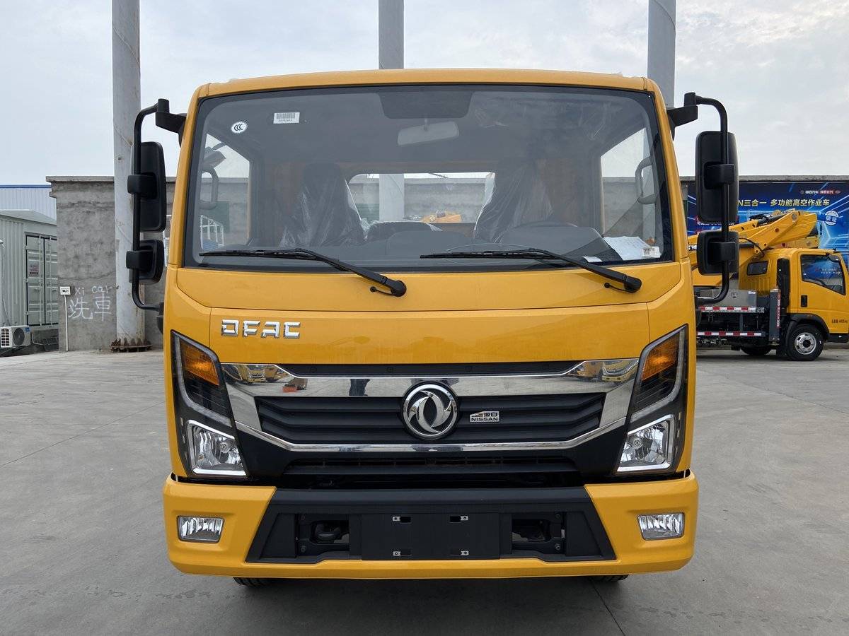 东风专致蓝牌高空作业车：户外高空作业的可靠实干家驾驶室前部