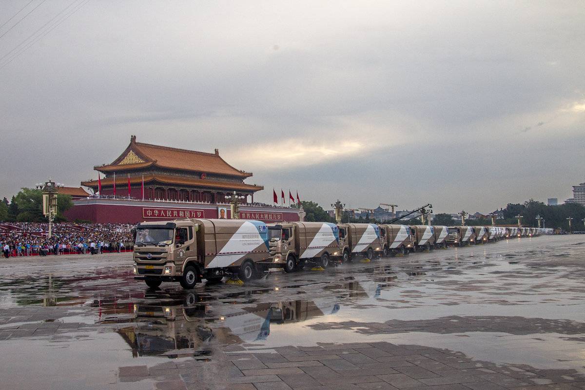 第零方阵！比亚迪纯电动环卫车护航九三阅兵“金耀蓝”开过天安门