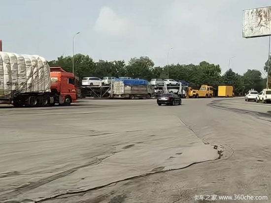 盘锦服务区：超限轿运车直接拖走割车