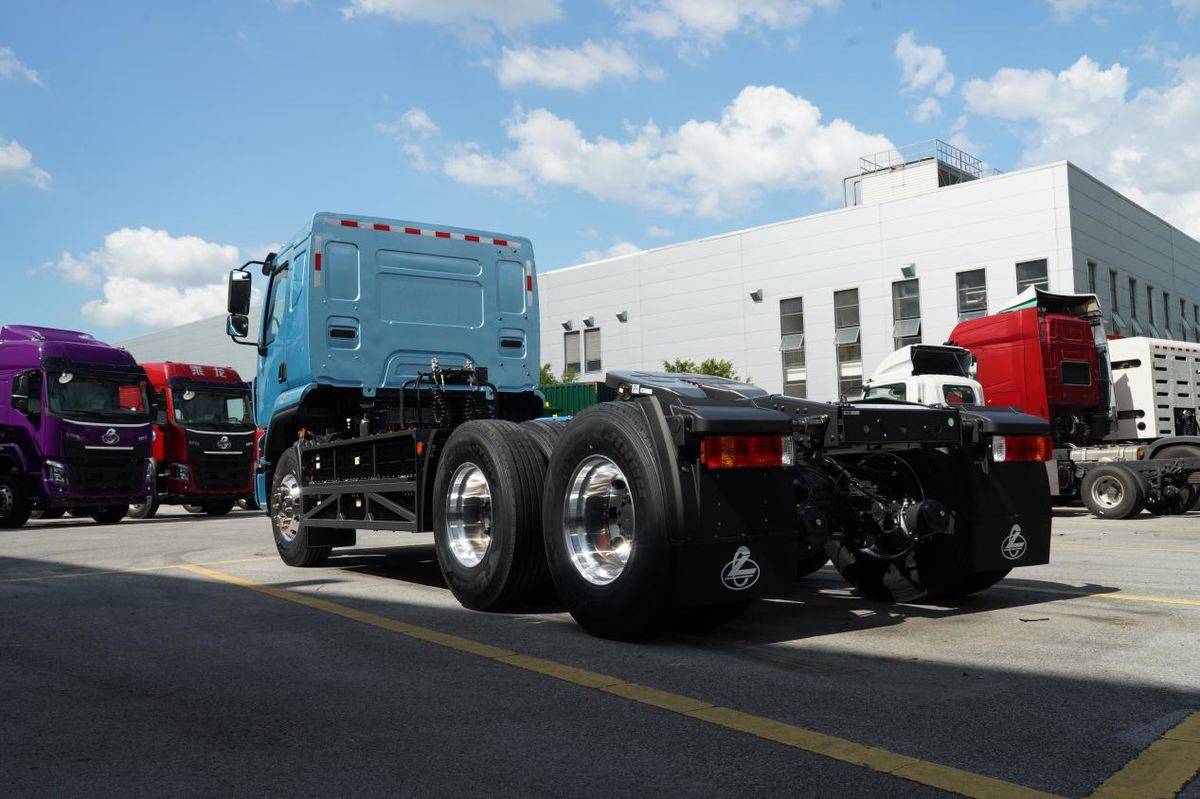 多拉快跑还省钱！乘龙H5超轻版纯电牵引为卡友赚更多ZDF00024