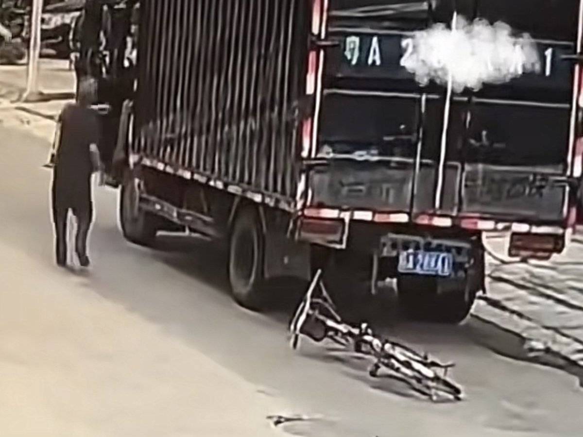 大爷上演碰瓷戏码 货车停稳后佯装倒地