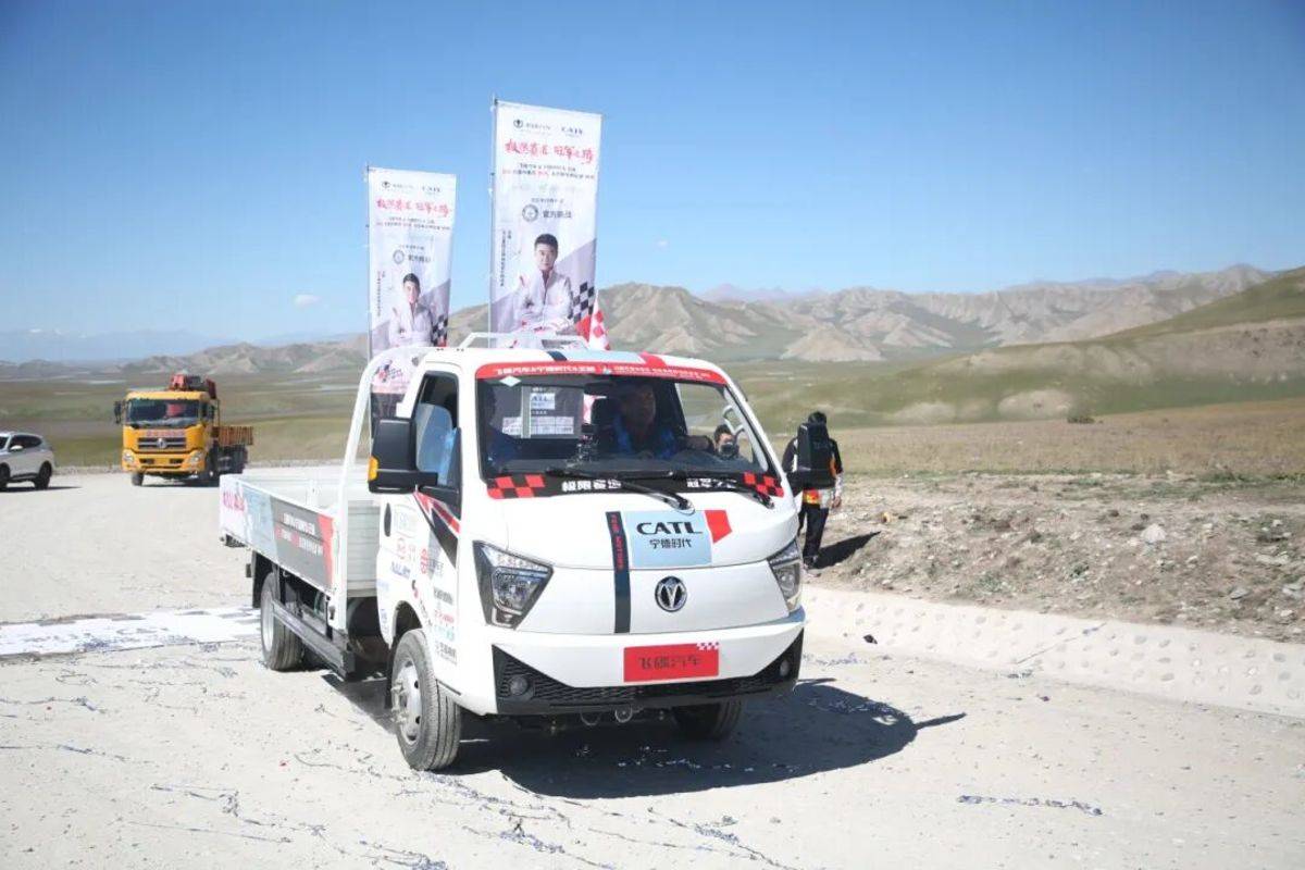 飞碟成功挑战巴音布鲁克吉尼斯世界纪录