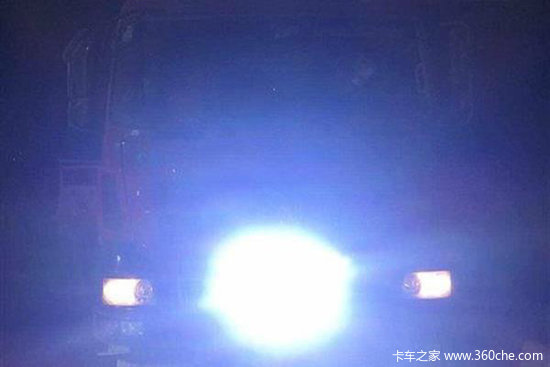 一排射灯=杀人暗器？大货车改装车头灯致盲现象严重 同行都看不下去了